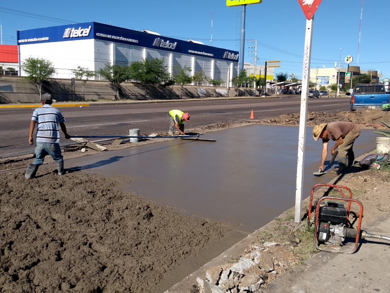 Pavimentan con concreto hidráulico entronque con periférico.