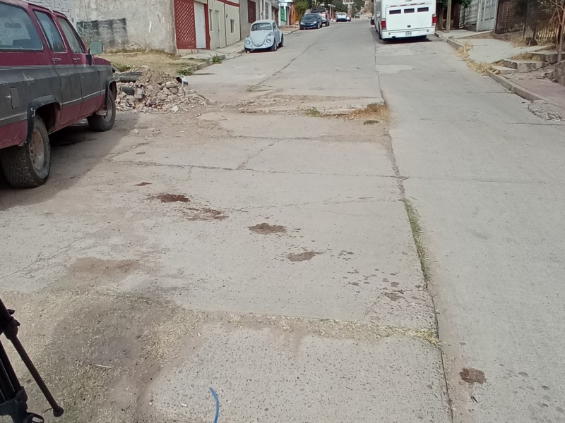 Pavimento hidráulico en calle Martín López en mal estado