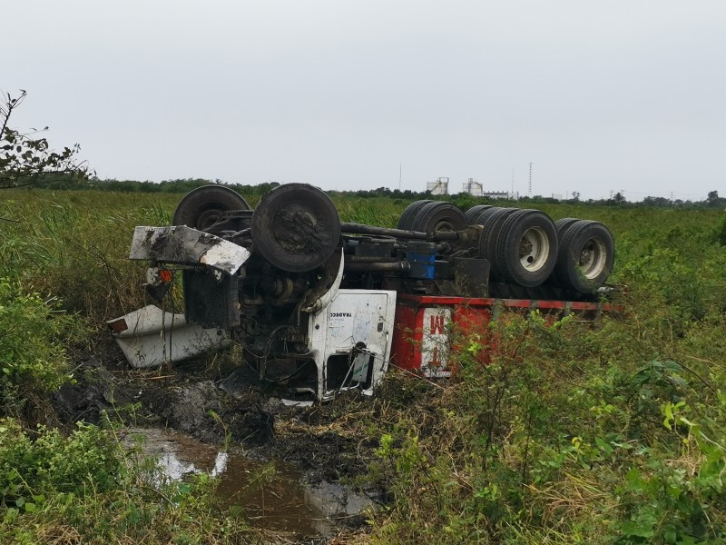 Pavimento mojado provoca volcadora de una unidad de carga