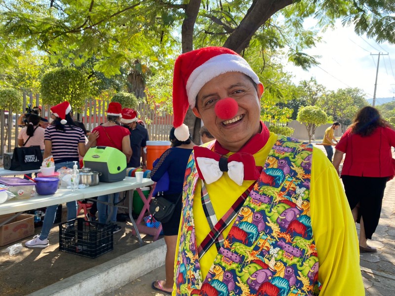 Payaso Chipotín y sus amigos realizan posada para menores hospitalizados