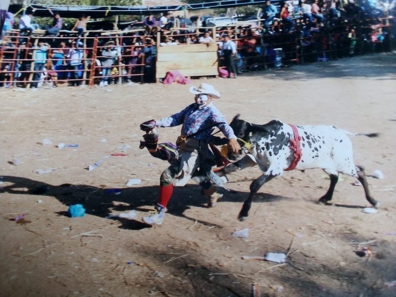 Payaso de rodeo se lesiona durante corrida de toros