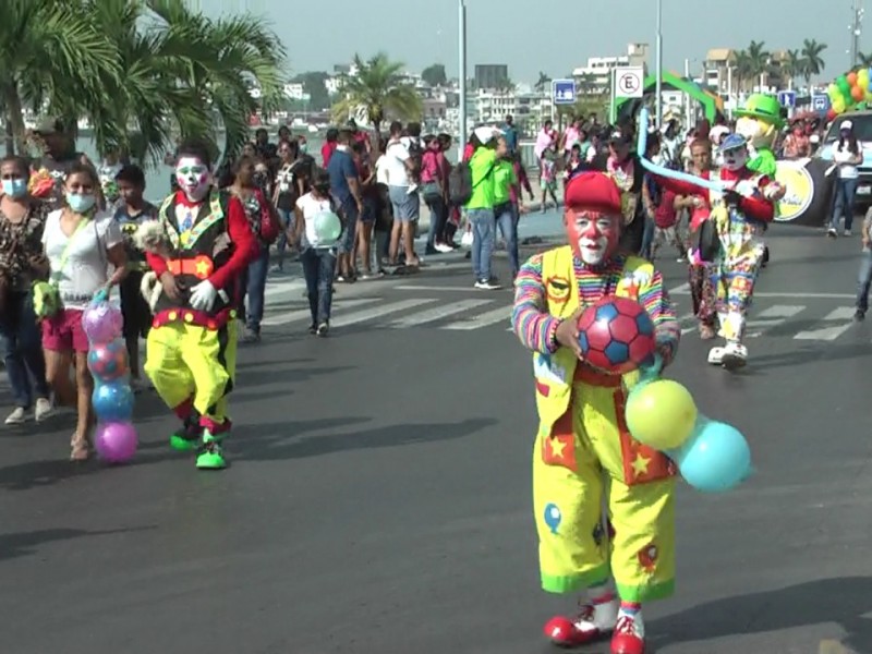 Payasos celebran su día con desfile y caravana