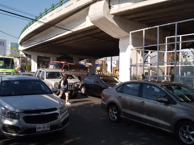 Peatones arriesgan la vida al intentar cruzar Paseo Tollocan