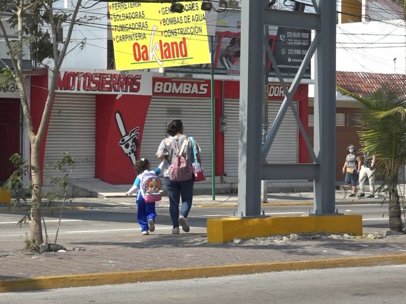 Peatones arriesgan su vida al no utilizar puente peatonal