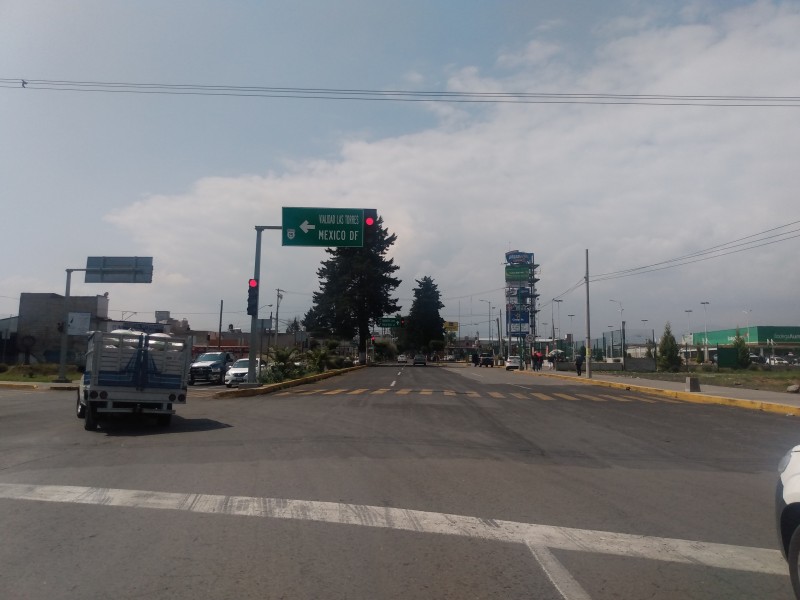 Peatones y ciclistas en riesgo en Zinacantepec