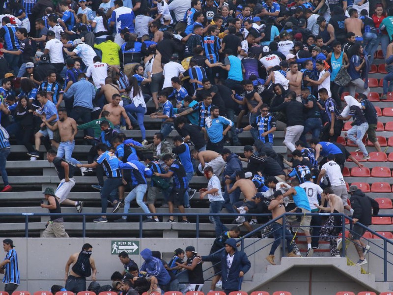 Pelea entre barras propicia invasión de cancha en la Corregidora