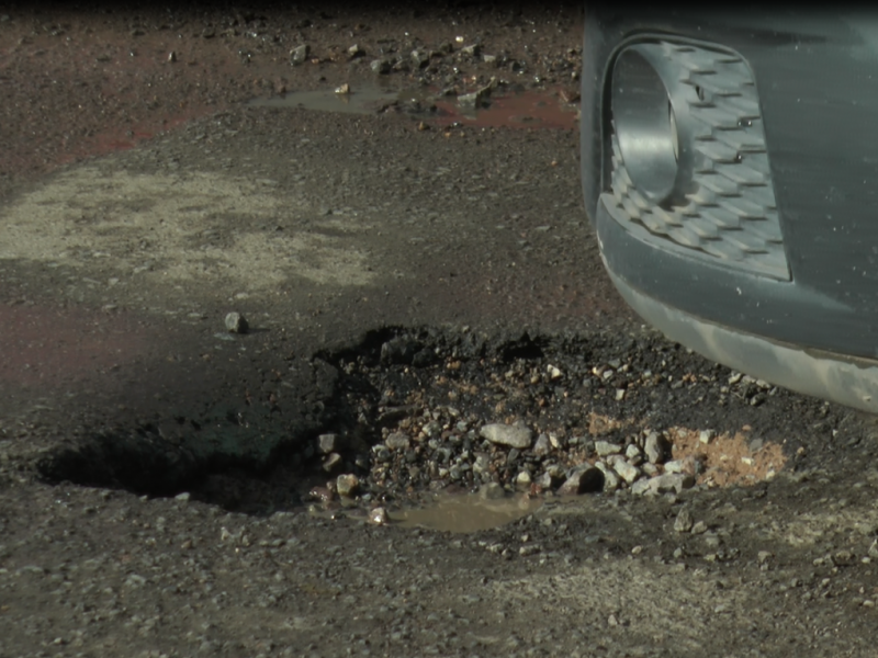 Peligran automovilistas con los baches del Téllez Cruces