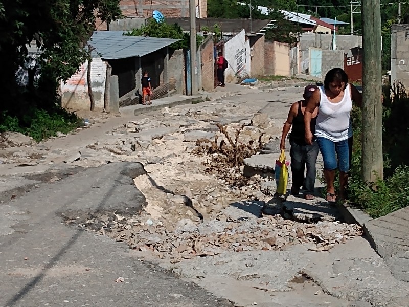 Peligran ciudadanos por socavón