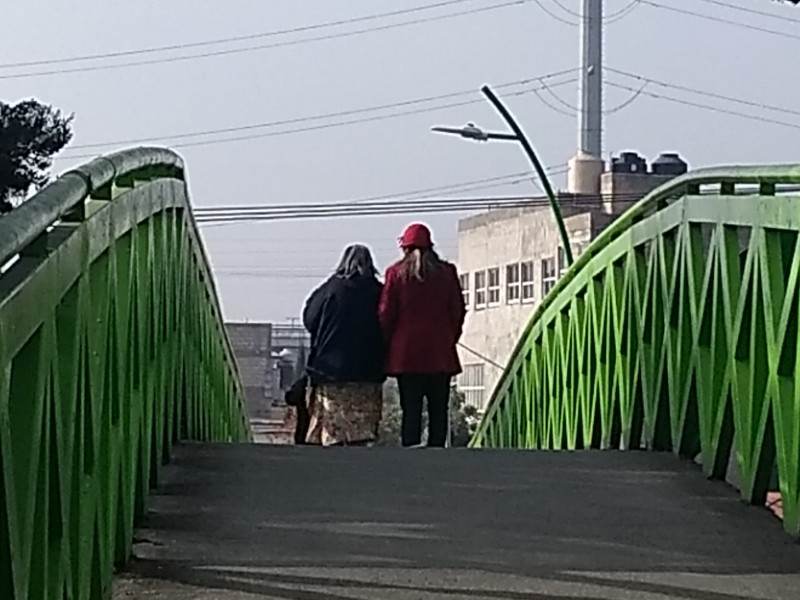 Peligran usuarios de puente peatonal en Toluca