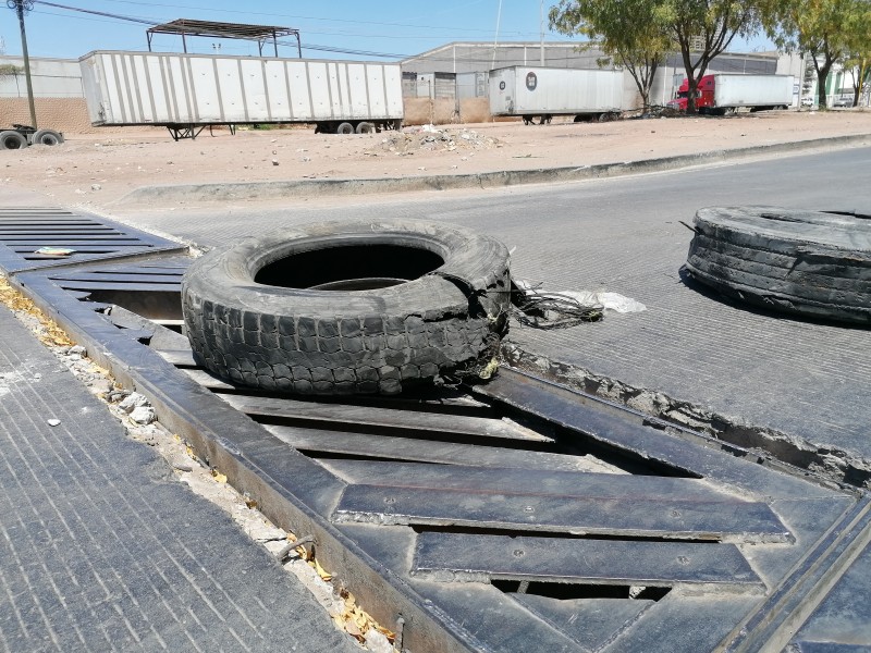 Peligran vehículos al transitar por el bulevard las Torres