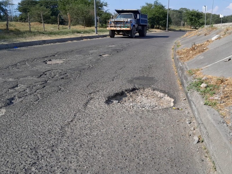 ¡Peligro! Ayuntamiento no repara enormes baches en libramiento Griselda Álvarez