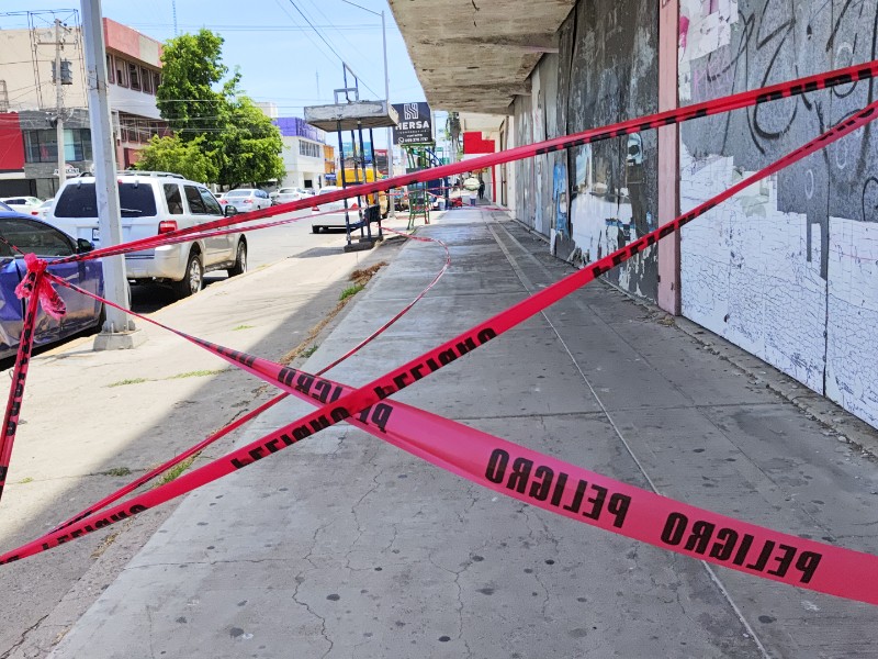 ¡Peligro! Colapsa marquesina de antigua tienda 