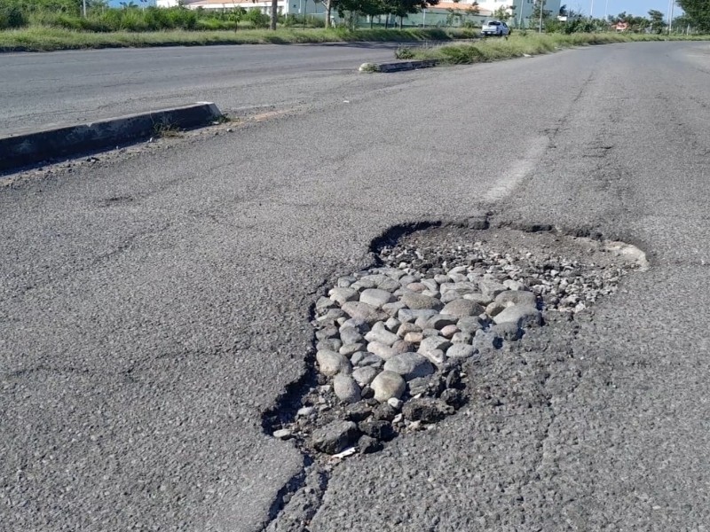 ¡Peligro! Enormes baches en libramiento Griselda Álvarez sin atención de autoridades