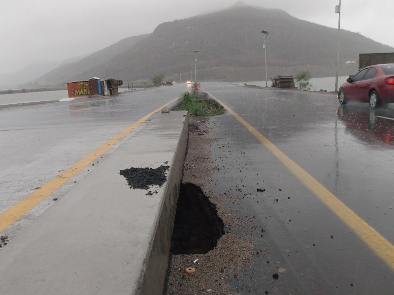 Peligro por socavón en Puente Douglas