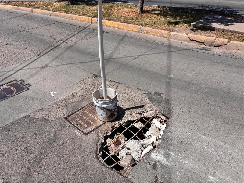 ¡Peligro vial en Los Mochis! aparece socavón en el bulevar Antonio Rosales