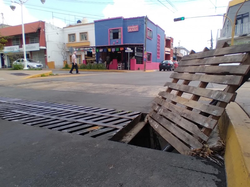 Peligrosa alcantarilla en pleno centro de Tepic