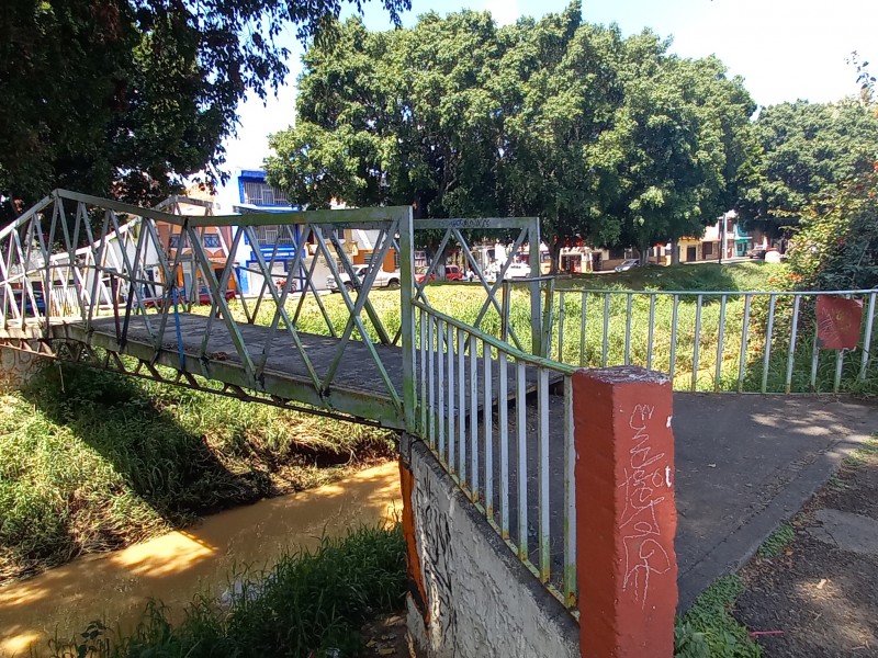 Peligroso puente peatonal que atraviesa el Río Chiquito