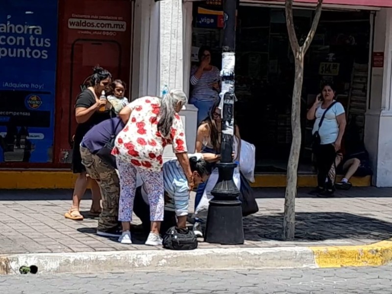 Peligroso registro causa caídas y lesiones de personas en la Madero