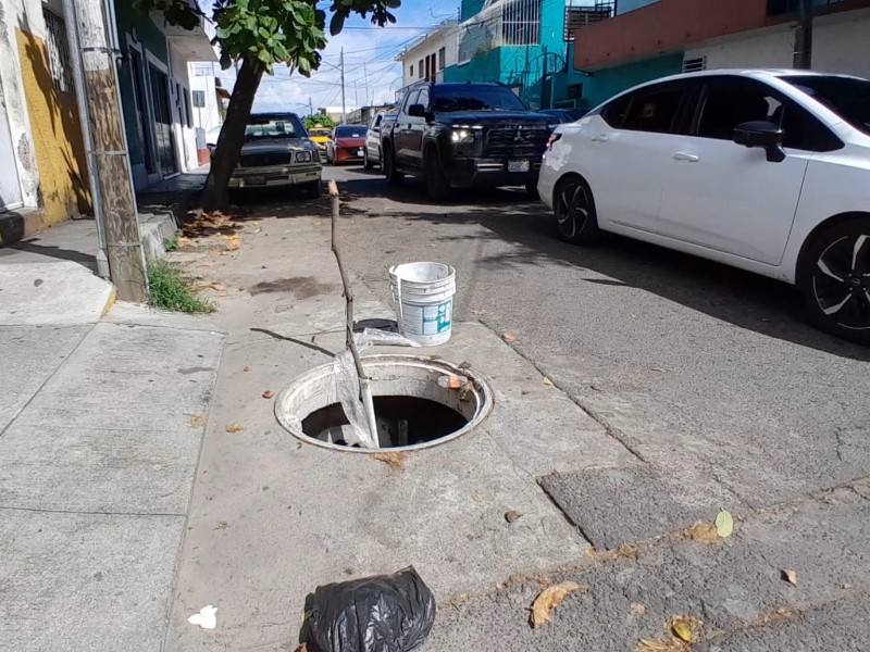 Peligroso registro en calle Miguel Virgen Morfín, en la Villa