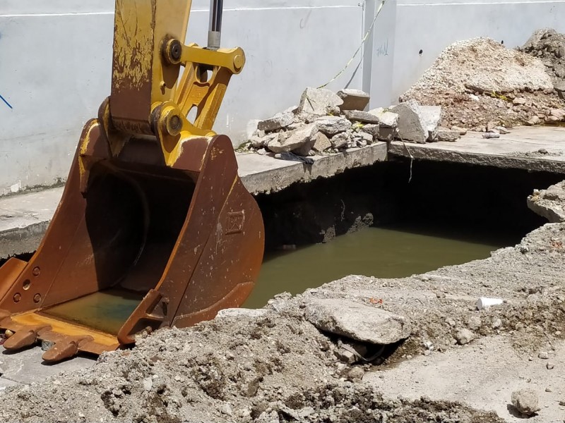 Peligroso socavón amenaza viviendas en calle Veracruz