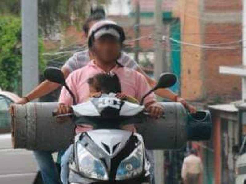 Peligroso transportar cilindros de gas en motocicleta
