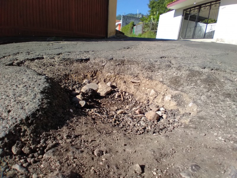 Peligrosos baches en calle Palma