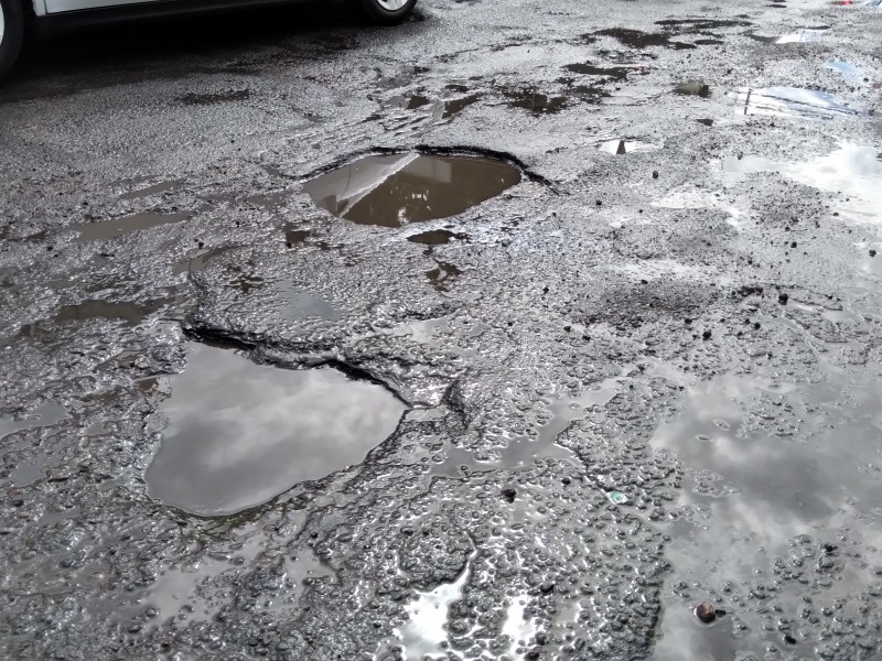 Peligrosos baches sobre avenida Insurgentes y P. Sánchez