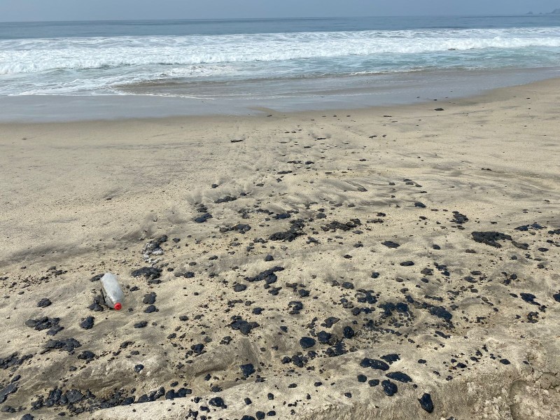 Pemex ofrece compensación tras derrame de hidrocarburos en playa Brasil