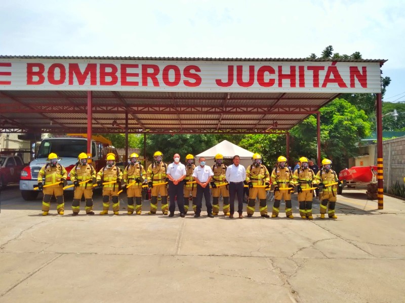 Pemex realiza donación de equipos a Bomberos de Juchitán