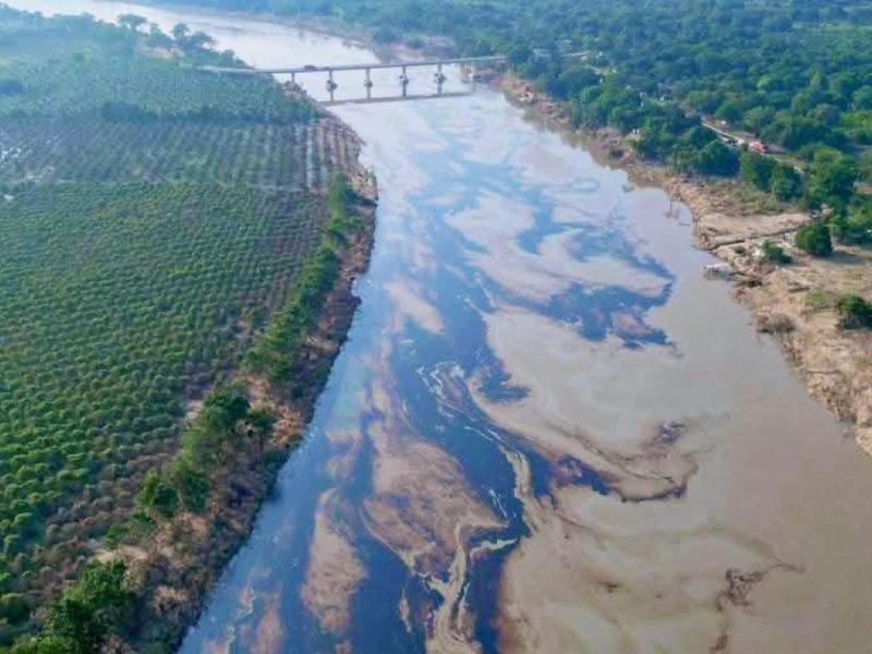 Pemex recupera 2.51 millones de litros de petróleo de río en Veracruz