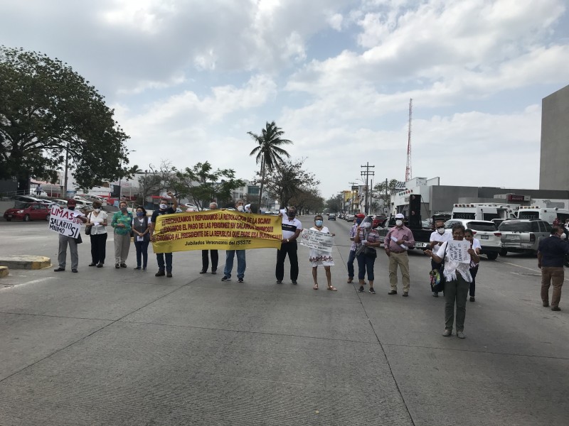 Pensionados del ISSSTE bloquean avenida Diaz Mirón