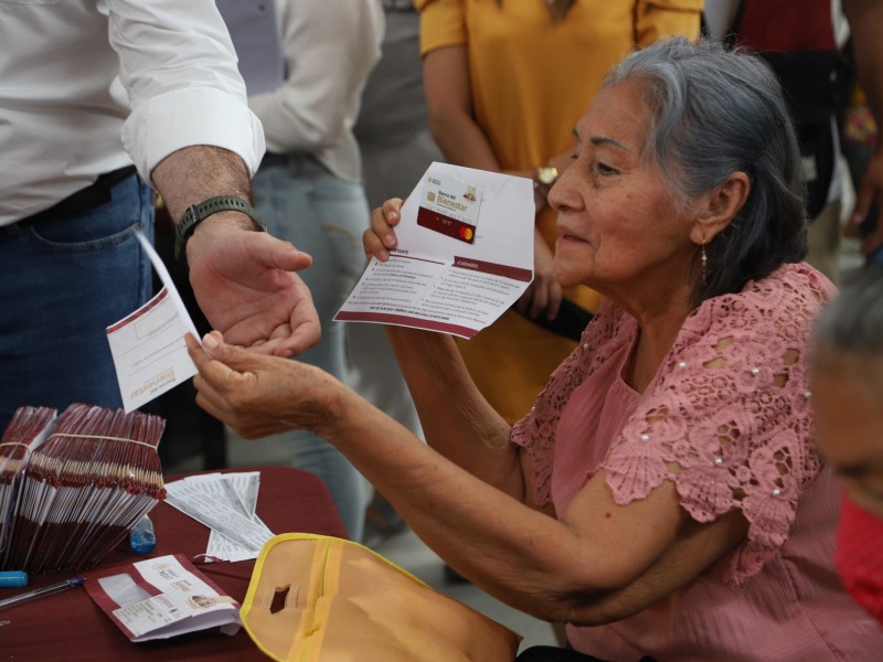 Pensionados que reciben apoyos en mesas, serán bancarizados