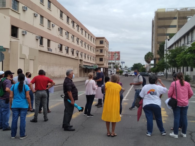 Pensionados y jubilados cierran calles para exigir pago