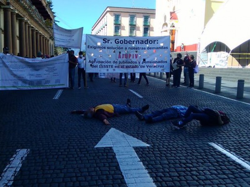 Pensionados y jubilados protestan frente a Palacio de Gobierno