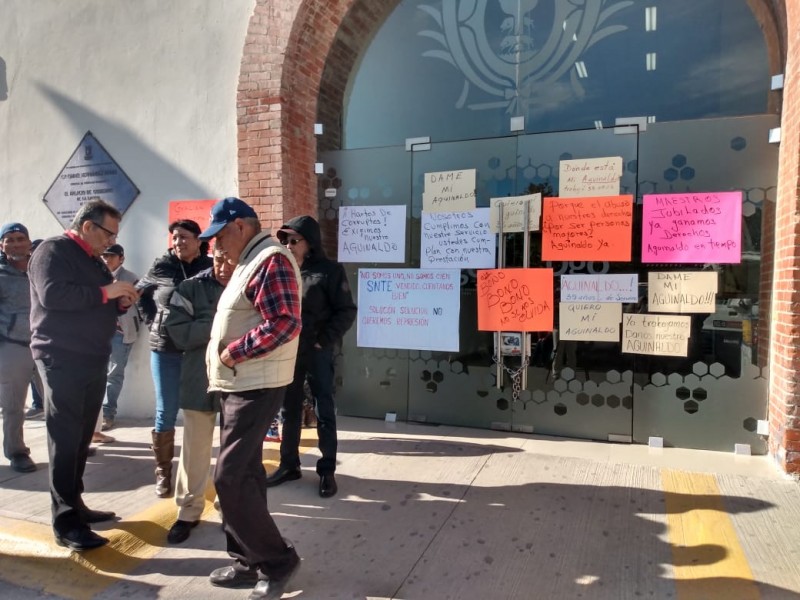 Pensionados y Jubilados protestan por falta de aguinaldo