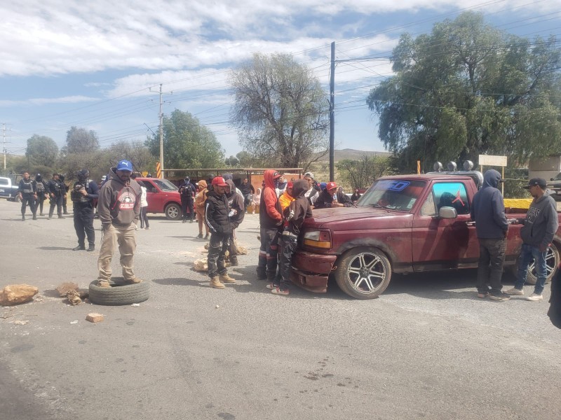 Pepenadores bloquean carretera. Señalan que hay 150 familias en riesgo