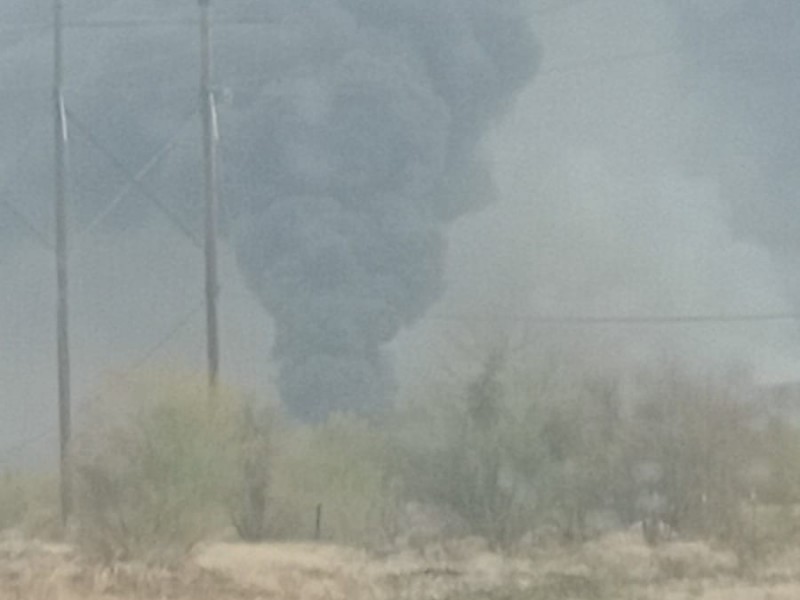 Pepenadores incendian llantas en relleno sanitario