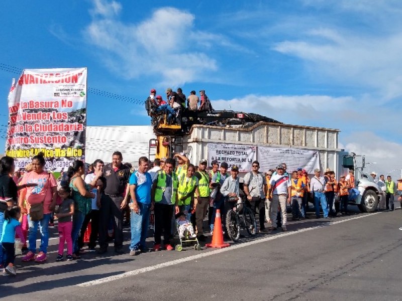 Pepenadores y chatarreros bloquean entrada a Tepic