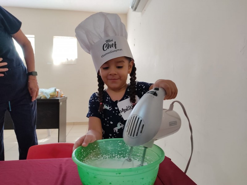 Pequeñas aprenden repostería en vacaciones