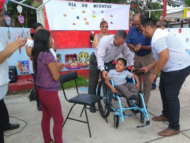 Pequeño recibe silla de ruedas