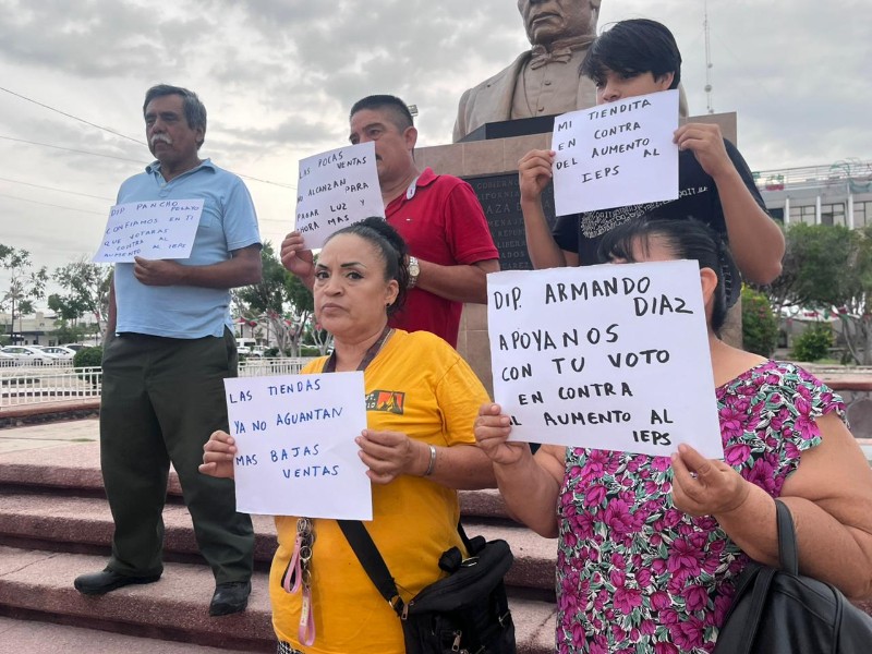 Pequeños comerciantes protestan contra incremento del IEPS