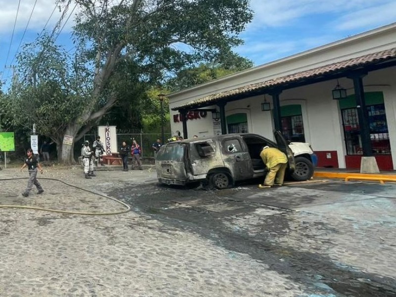 Pérdida total al incendiarse camioneta de transporte de valores en Comala