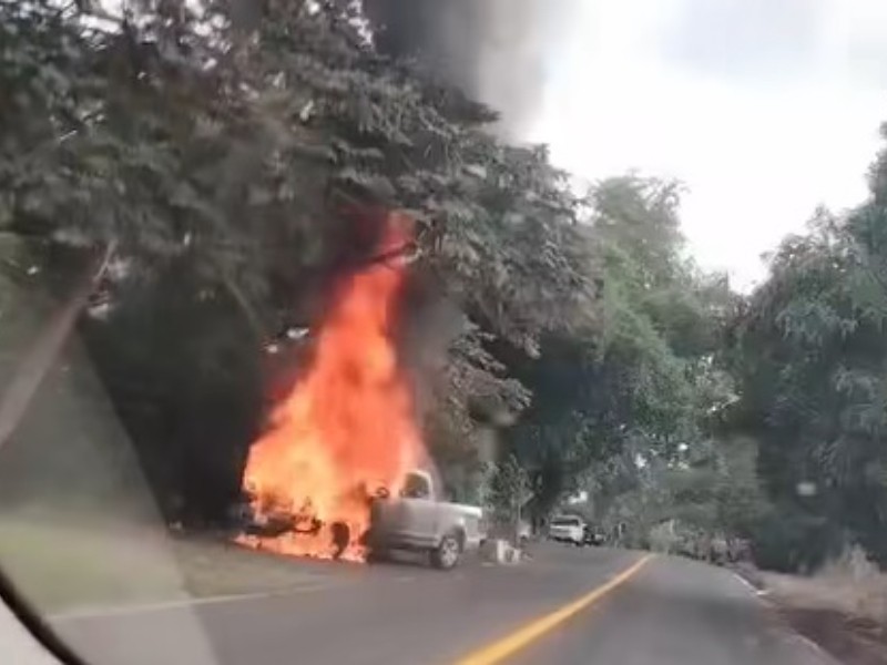 Perdida total al incendiarse camioneta en carretera Villa de Álvarez-Joyitas