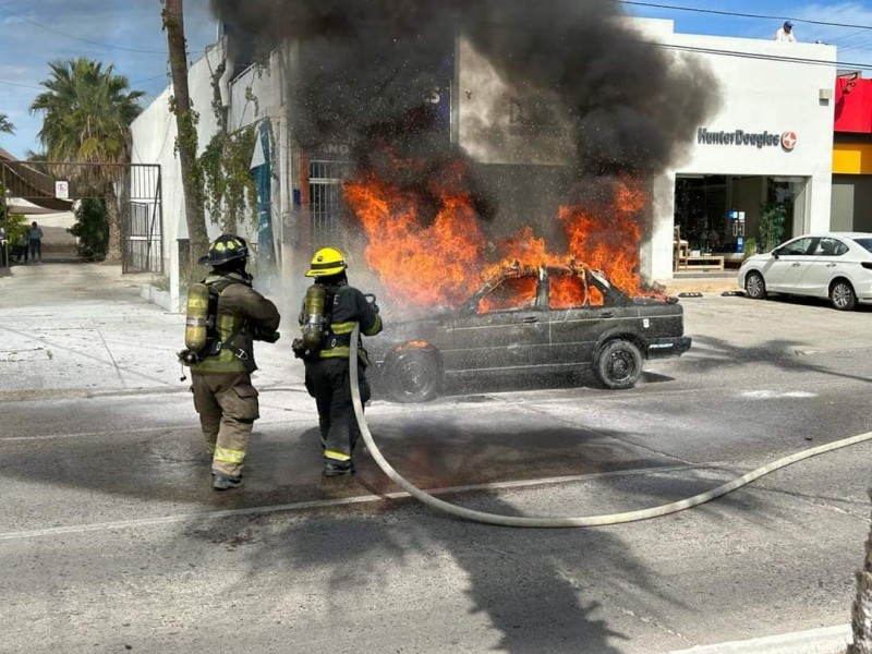 Pérdida total de vehículo al incendiarse en la colonia centro