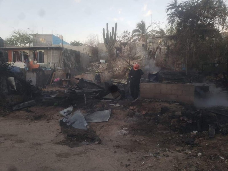 Pérdida total de vivienda al incendiarse en Cabo San Lucas