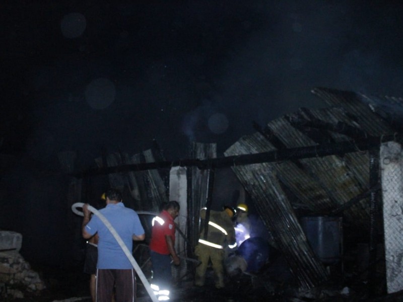 Pérdida total resultó una bodega al incendiarse