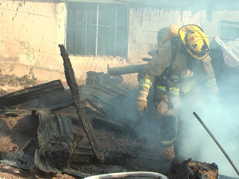 Perdidas totales en incendio de vivienda de madera...