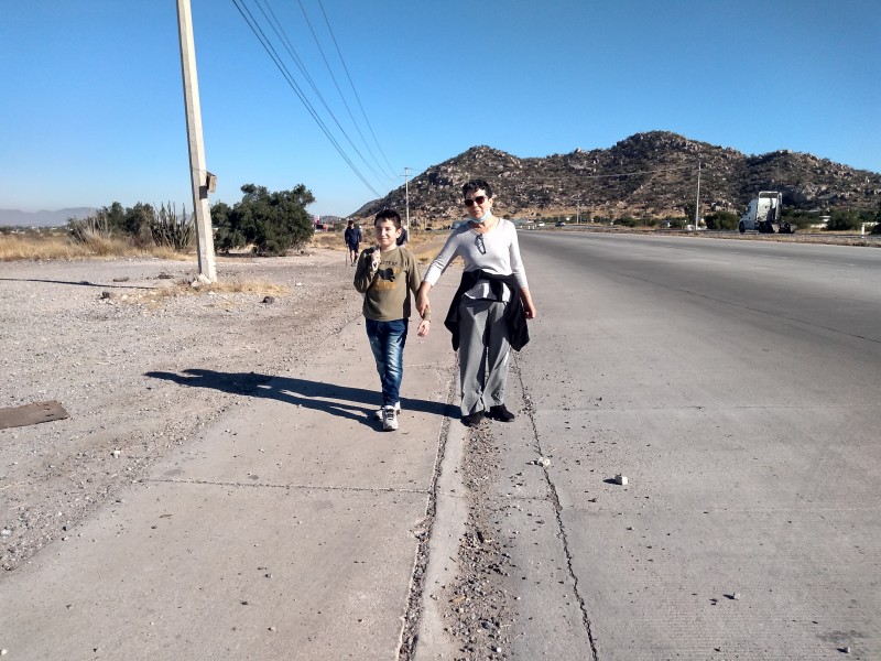 Peregrinos acuden a visitar el Cerro de la Virgen