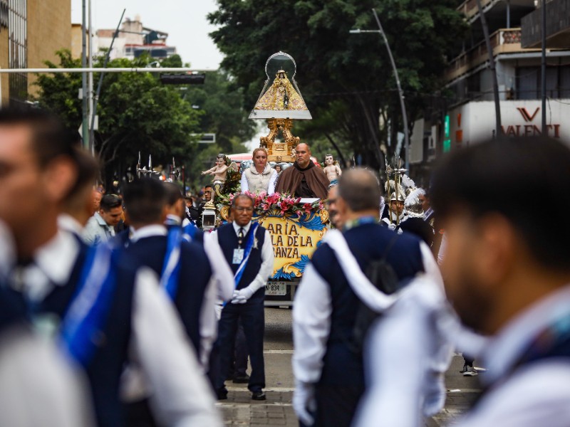 Peregrinos dan gracias y piden favores a la Virgen de Zapopan