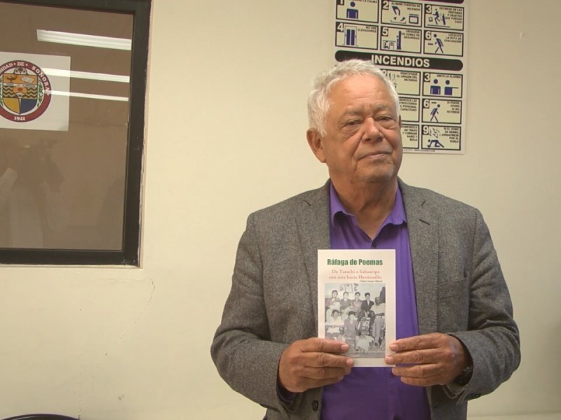 Periodista Nogalense presenta libro de poemas en UNISON...